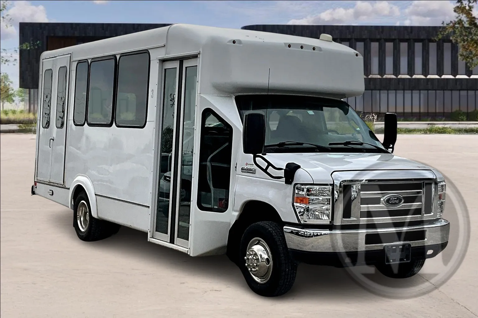 White 2019 Ford E350 E-350 SD for sale in Kansas City, MO