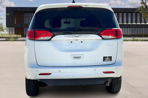 More photos of 2020 Chrysler VOYAGER L at Master's Transportation - Kansas City, MO
