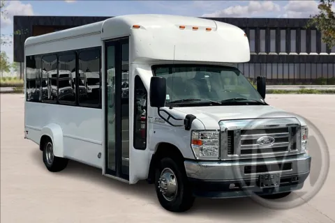 White 2022 Ford E350 E-350 SD for sale in Kansas City, MO