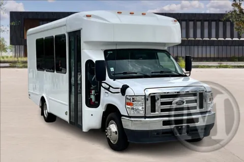 White 2023 Ford E450 E-350 SD for sale in Kansas City, MO
