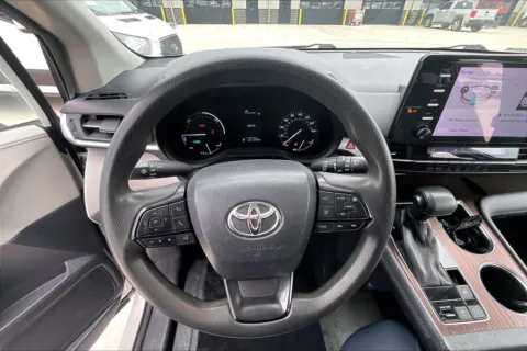 More photos of 2022 Toyota SIENNA at Master's Transportation - Kansas City, MO
