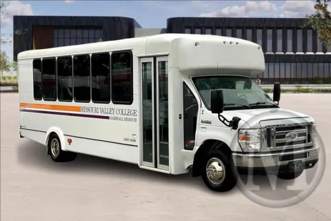 White 2019 Ford E450 for sale in Kansas City, MO
