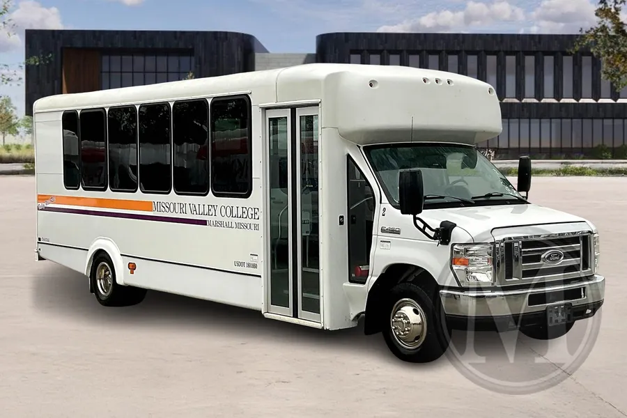 White 2019 Ford E450 for sale in Kansas City, MO