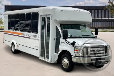 White 2019 Ford E450 for sale in Kansas City, MO