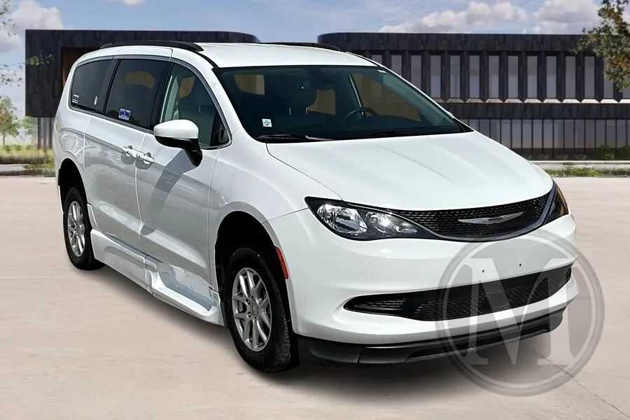 White 2021 Chrysler VOYAGER LXi for sale in Kansas City, MO