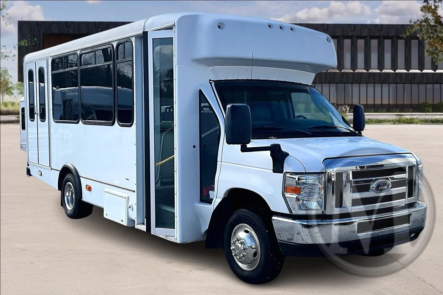 White 2017 Ford E450 E-450 SD for sale in Ozark, MO