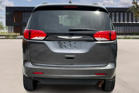 More photos of 2021 Chrysler VOYAGER at Master's Transportation - Springfield, MO