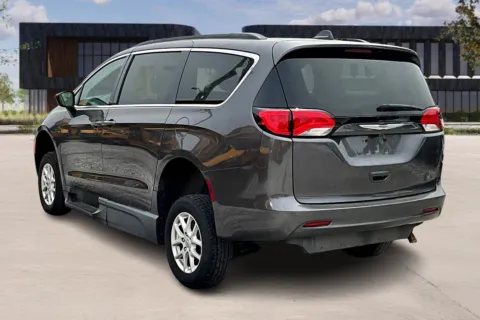 More photos of 2021 Chrysler VOYAGER at Master's Transportation - Springfield, MO