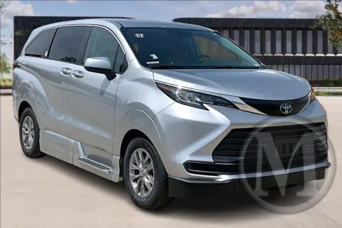 Silver 2022 Toyota SIENNA LE 8-Passenger for sale in Ozark, MO