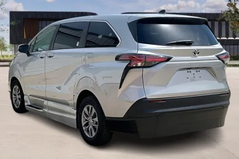 More photos of 2022 Toyota SIENNA LE 8-Passenger at Master's Transportation - Springfield, MO