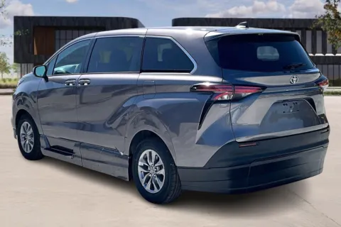 More photos of 2022 Toyota SIENNA at Master's Transportation - Springfield, MO