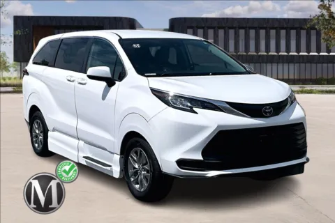 White 2022 Toyota SIENNA LE 8-Passenger for sale in Ozark, MO