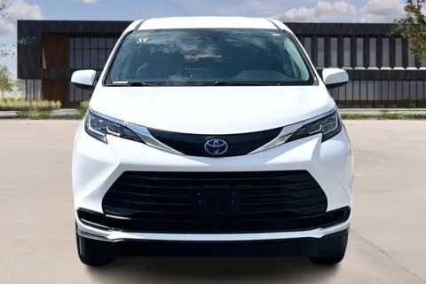 Photos of 2022 Toyota SIENNA LE 8-Passenger for sale in Ozark, MO at Master's Transportation - Springfield