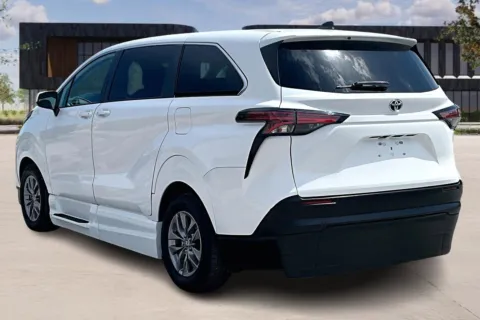 More photos of 2022 Toyota SIENNA LE 8-Passenger at Master's Transportation - Springfield, MO