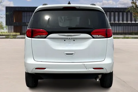 More photos of 2021 Chrysler VOYAGER at Master's Transportation - Springfield, MO