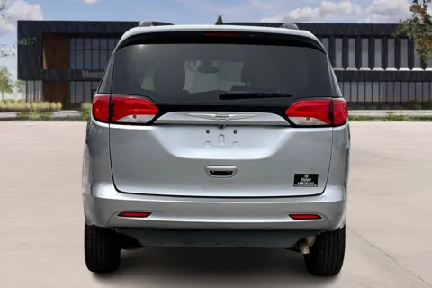 More photos of 2021 Chrysler VOYAGER at Master's Transportation - Springfield, MO