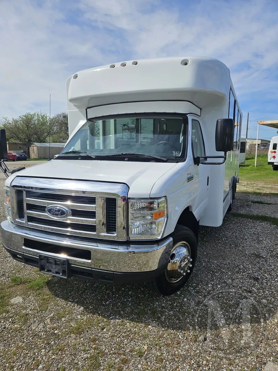 White 2017 Ford E350 for sale in Irving, TX