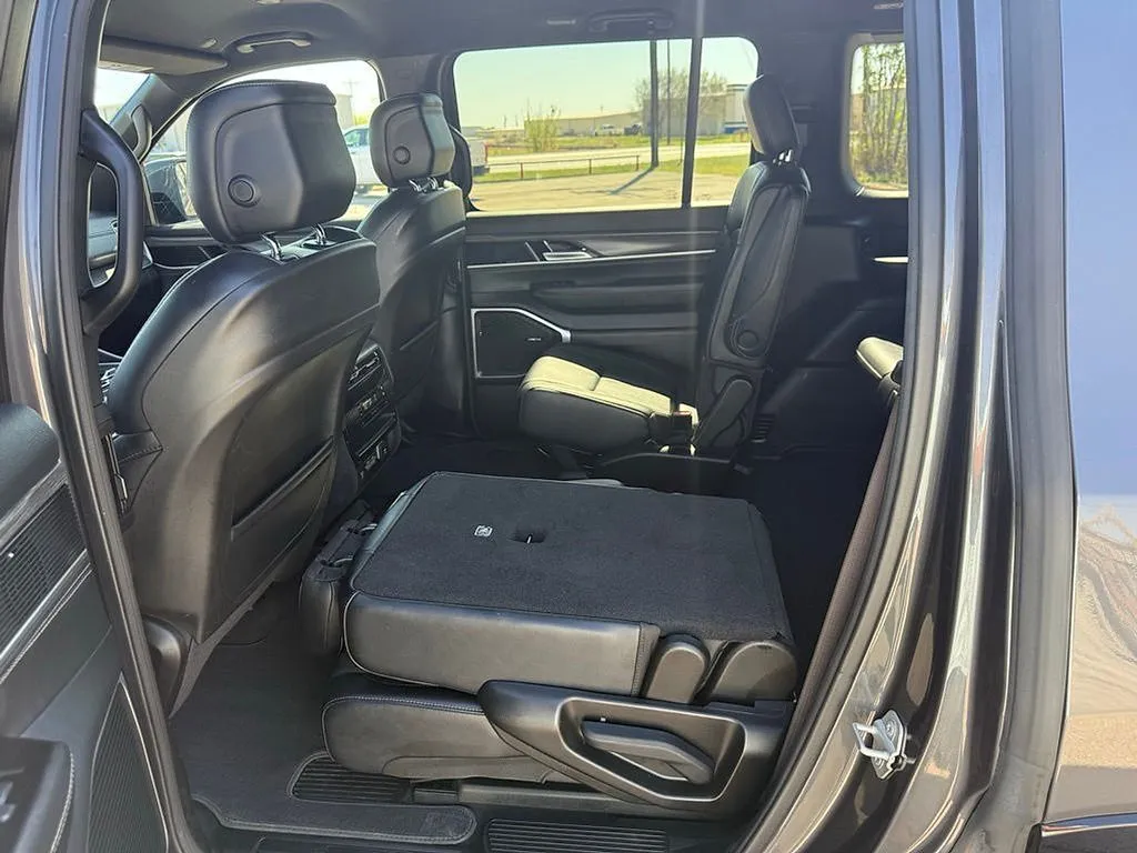 2024 Jeep Wagoneer Series III - Photo 12
