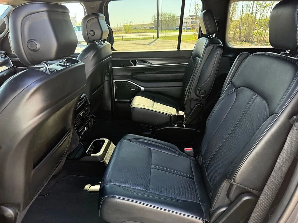 2024 Jeep Wagoneer Series III - Photo 11