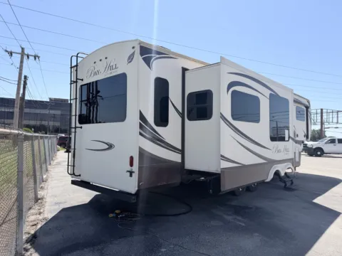 More photos of 2016 EverGreen RV Bay Hill FIFTH WHEEL at Vincent Motor Company, TX
