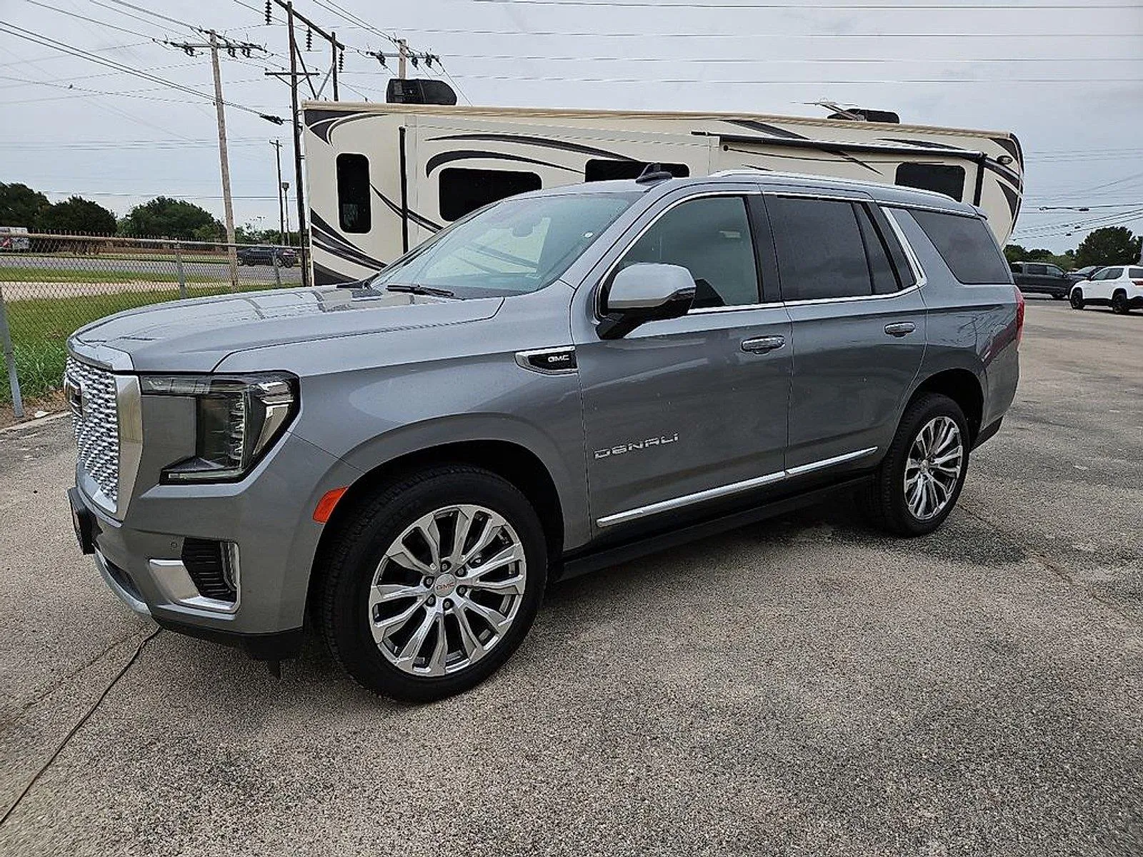 GMC Yukon photo 2