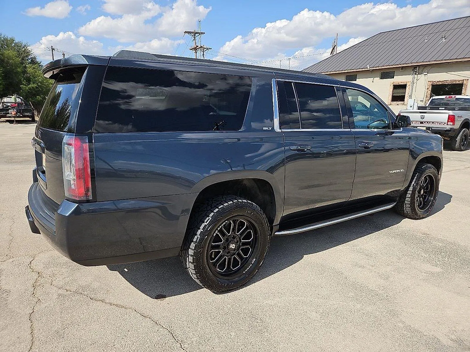 GMC Yukon XL photo 8