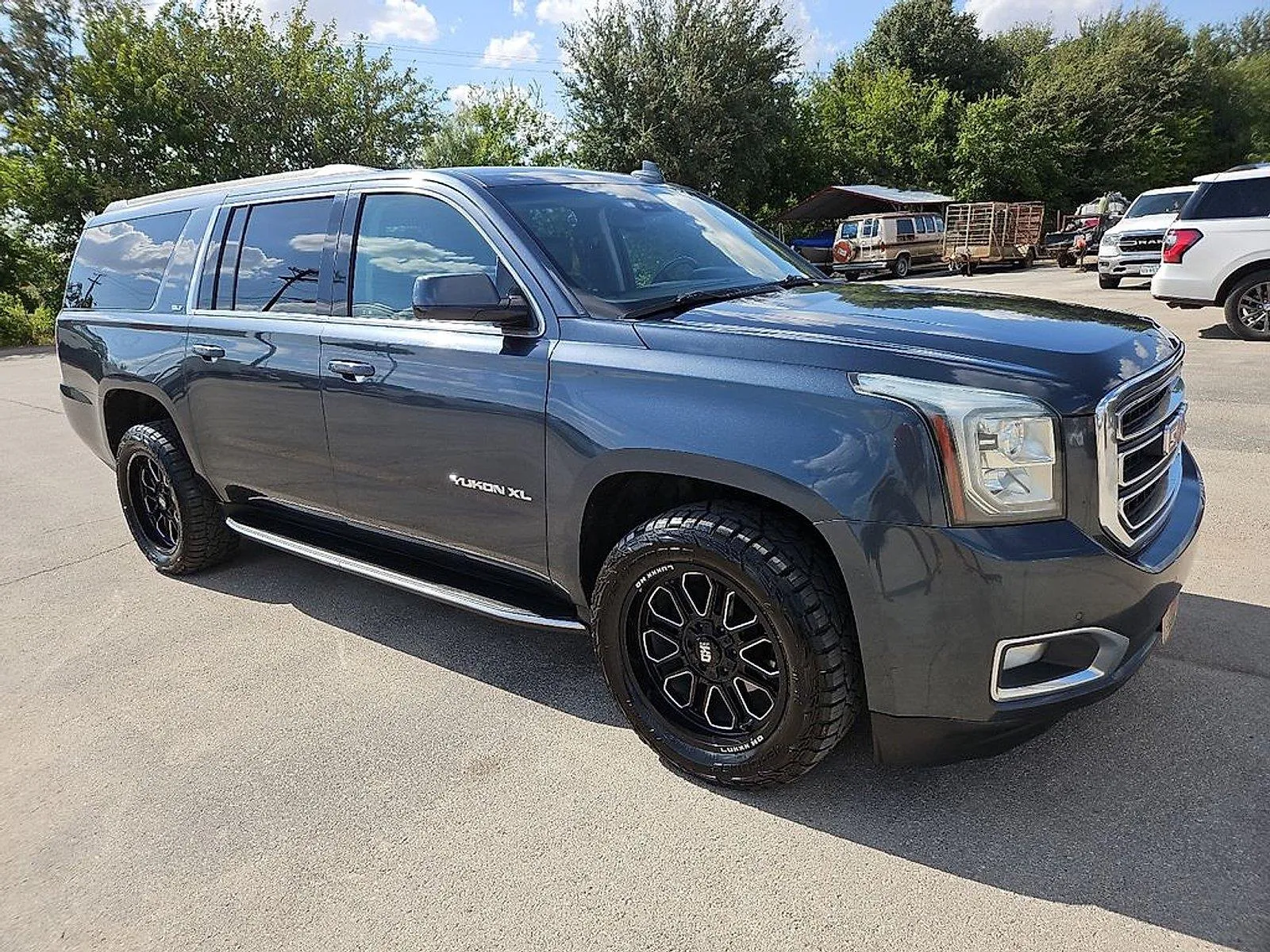 GMC Yukon XL photo 10