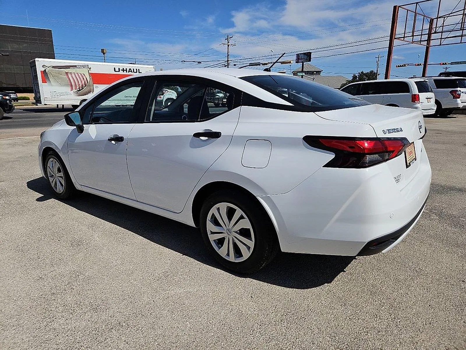 Nissan Versa photo 4