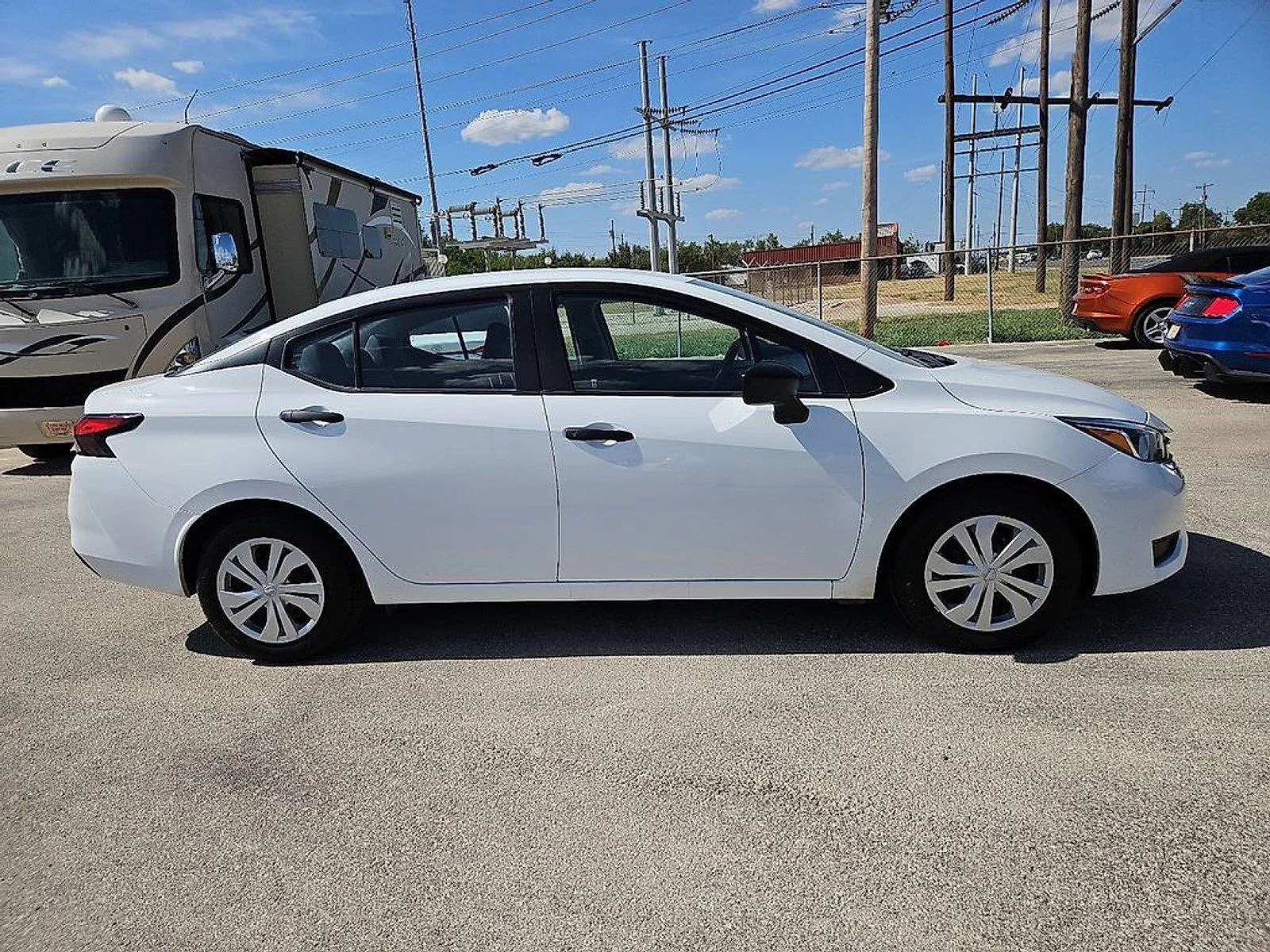 Nissan Versa photo 9