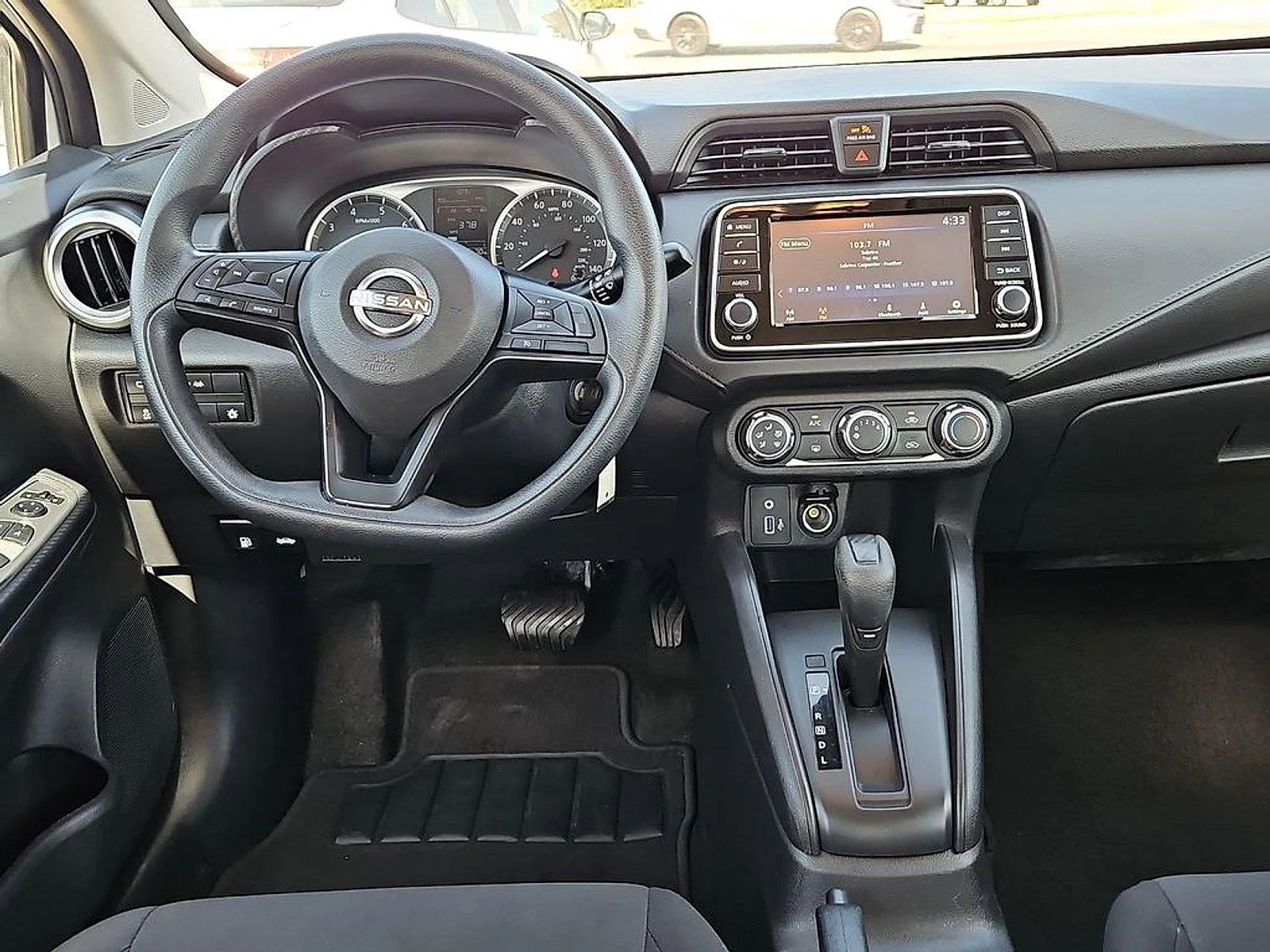 Nissan Versa photo 17