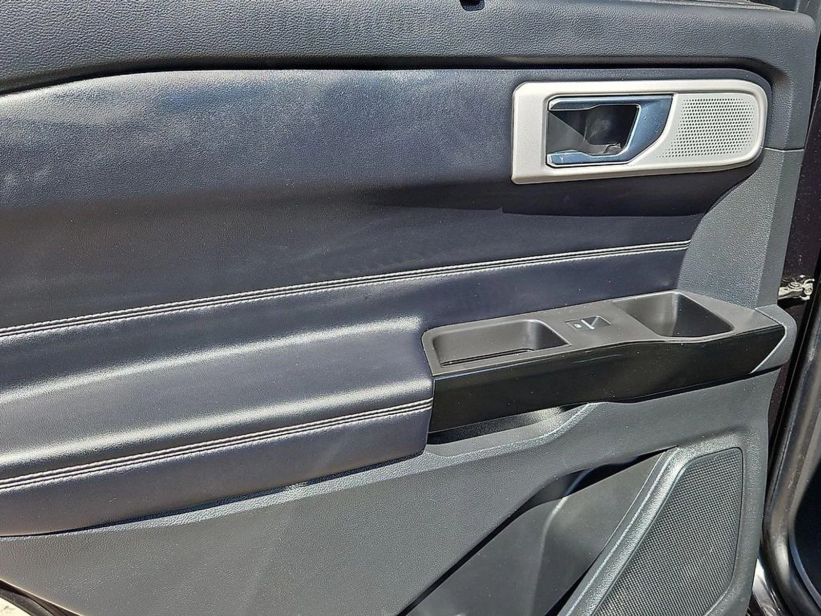 Ford Explorer photo 17