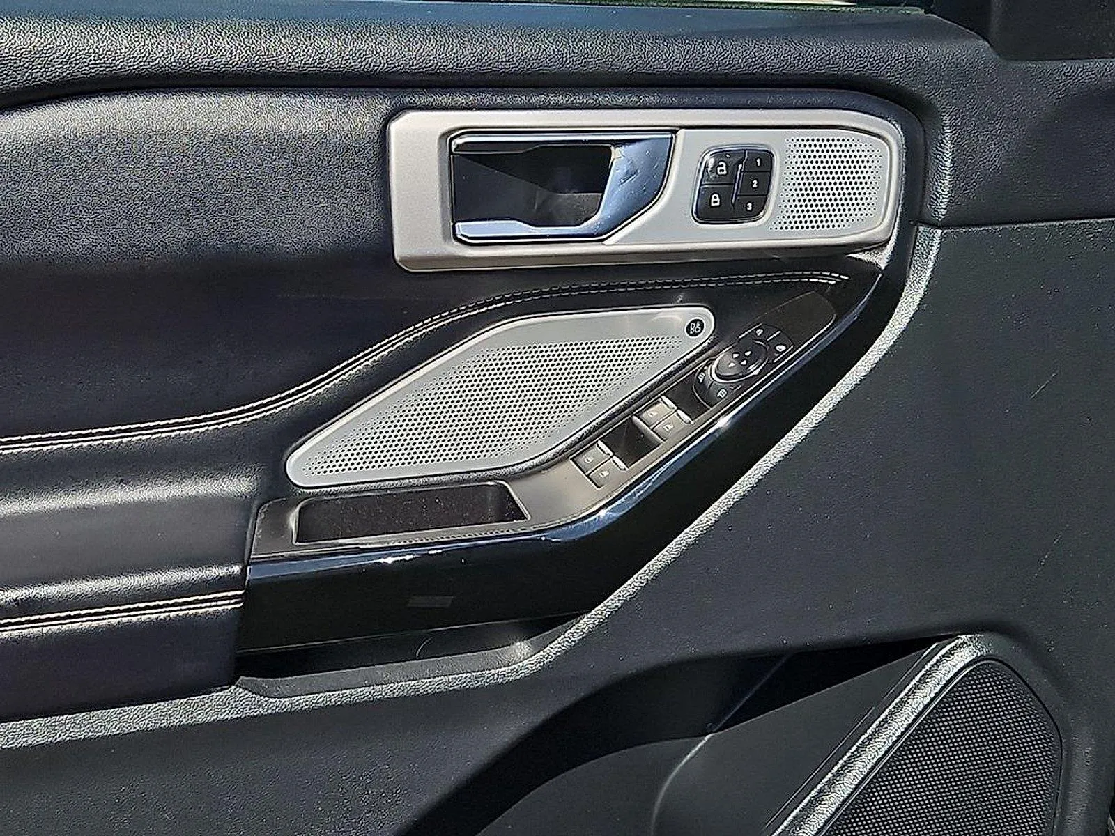 Ford Explorer photo 21