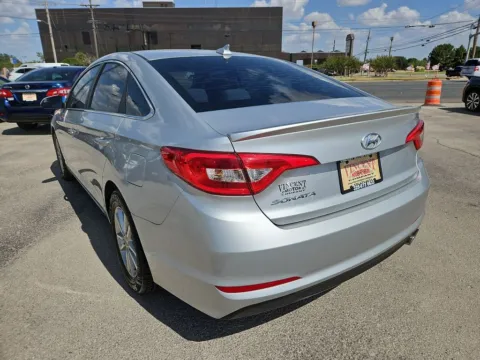 More photos of 2017 Hyundai Sonata SE at Vincent Motor Company, TX