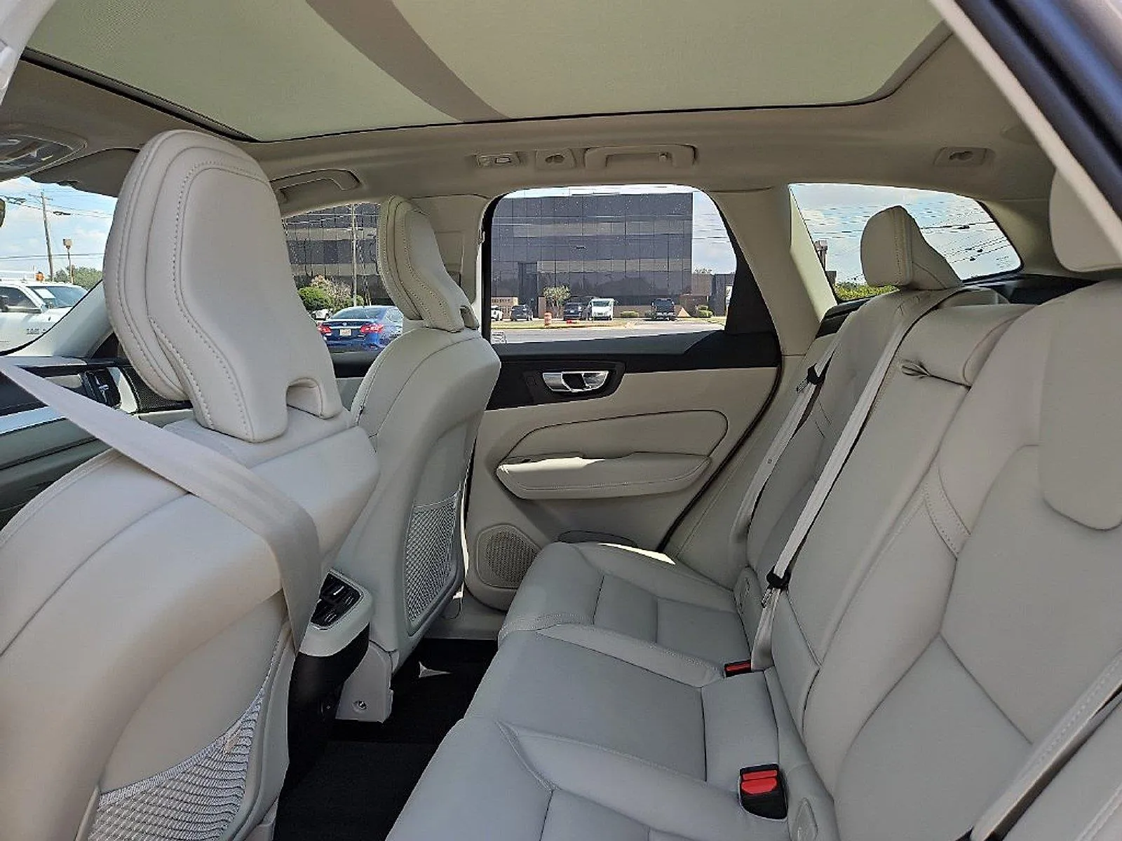 Volvo XC60 photo 19