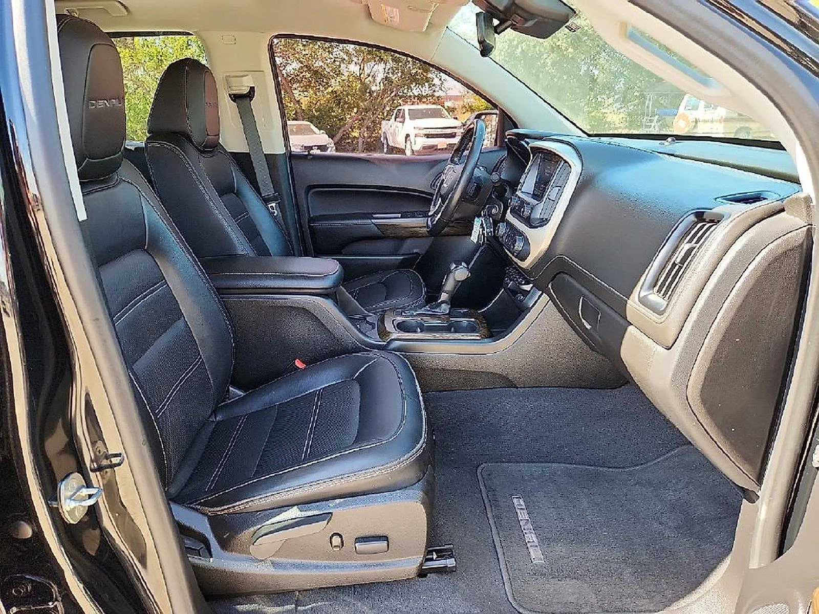 GMC Canyon photo 8