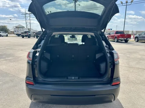 More photos of 2021 Jeep Cherokee Latitude at Vincent Motor Company, TX