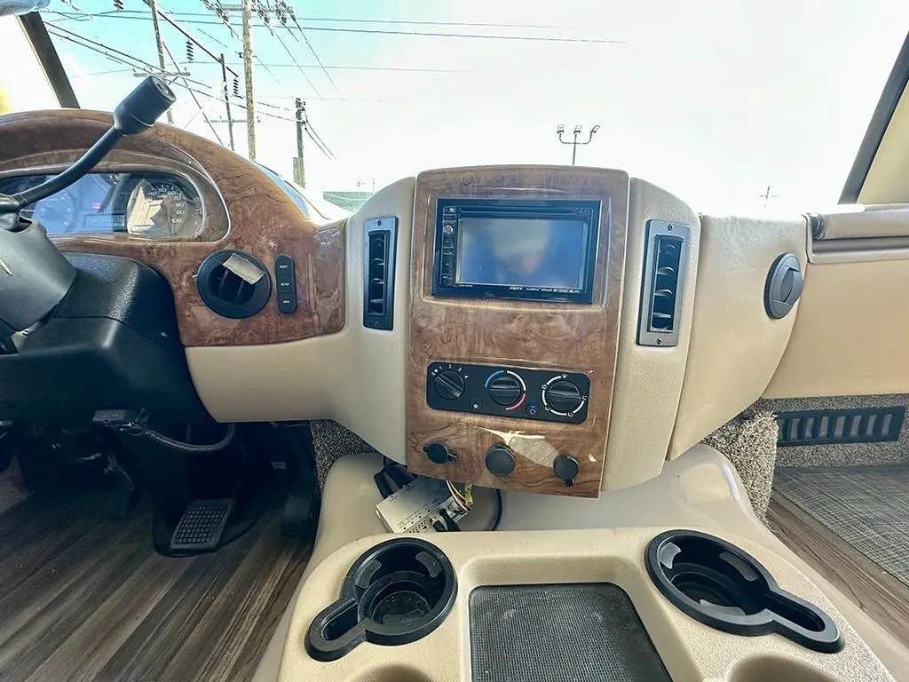 2017 Ford F-53 - Photo 11