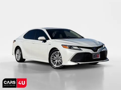 White 2019 Toyota Camry Hybrid XLE for sale in Knoxville, TN