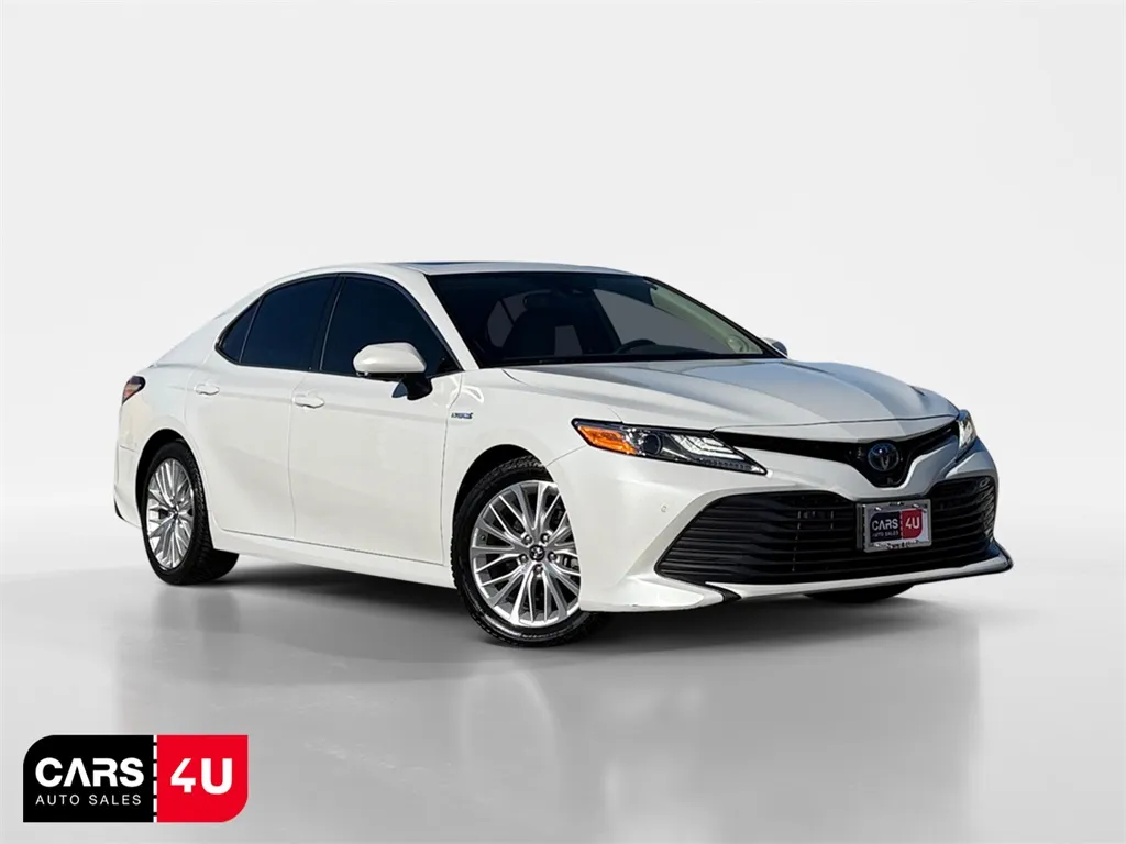 White 2019 Toyota Camry Hybrid XLE for sale in Knoxville, TN