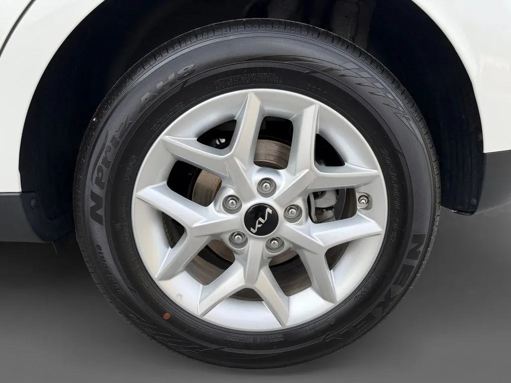 2025 Kia Soul LX - Photo 11