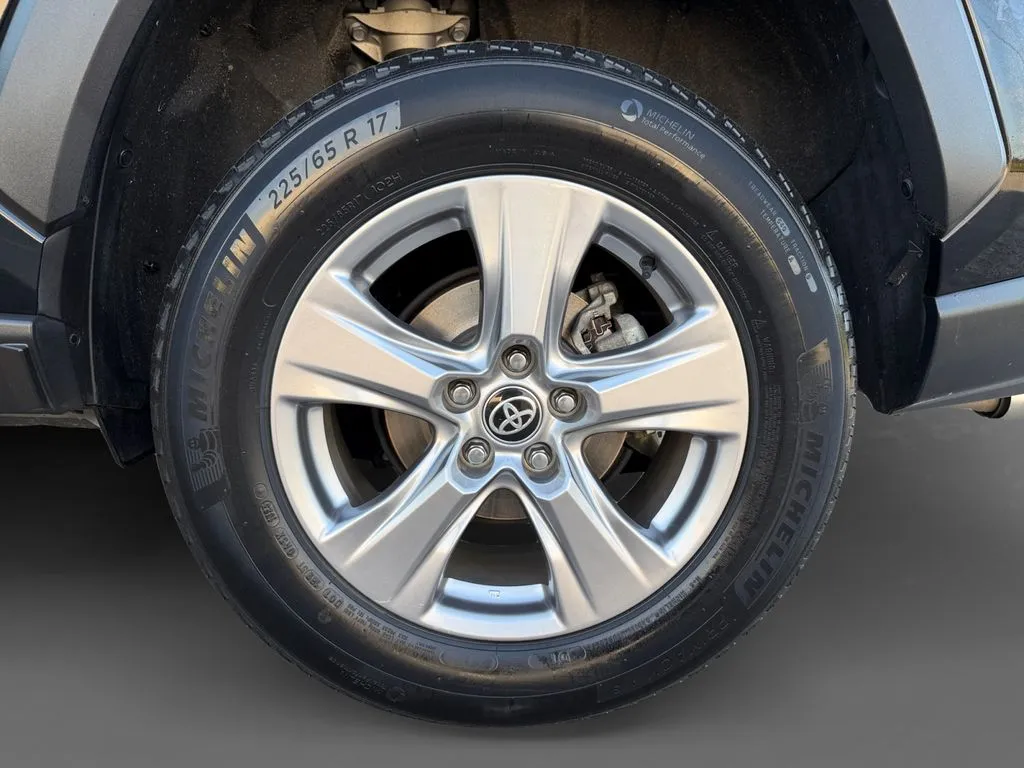 2023 Toyota RAV4 XLE - Photo 11