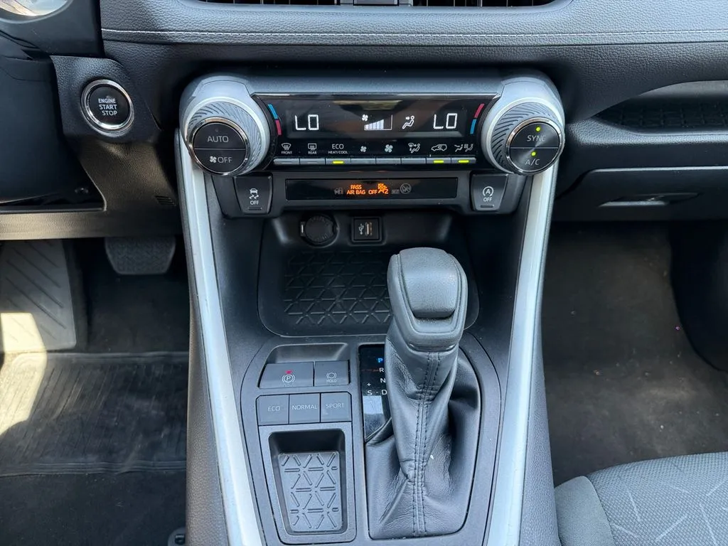 2023 Toyota RAV4 XLE - Photo 10