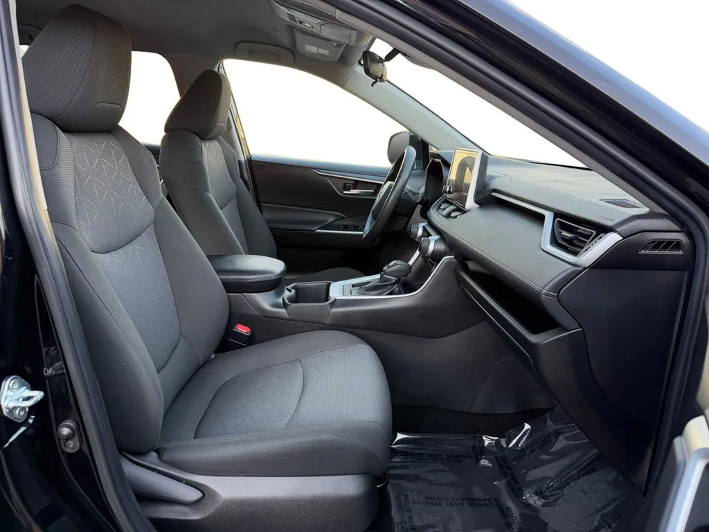 2023 Toyota RAV4 XLE - Photo 18