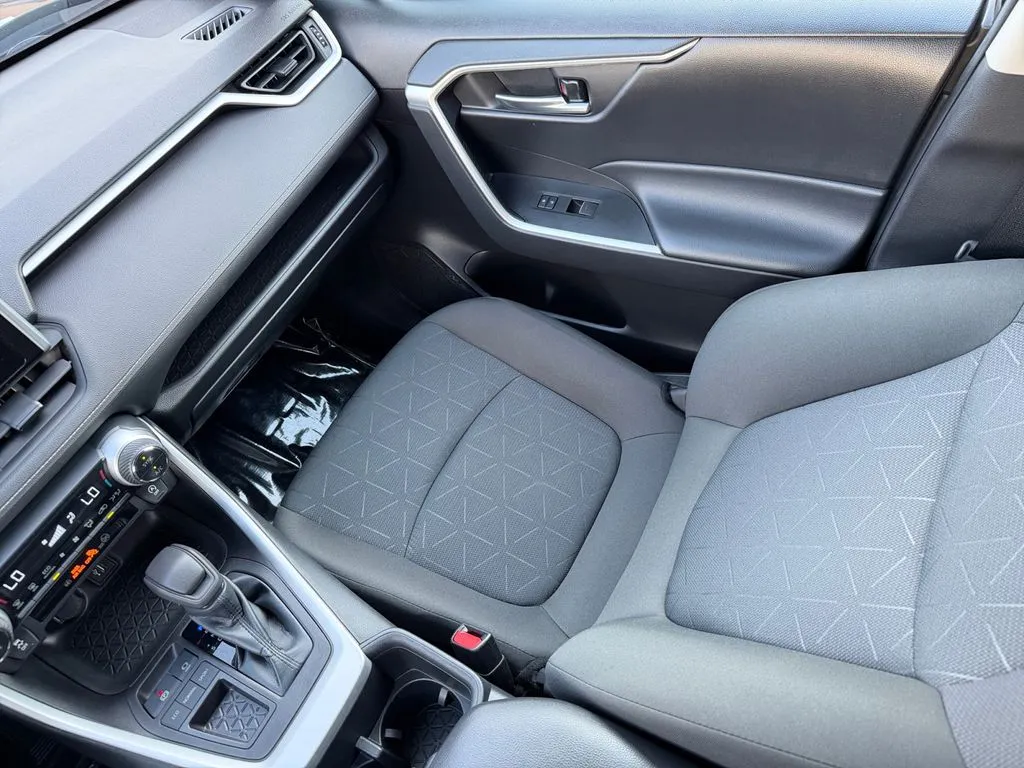 2023 Toyota RAV4 XLE - Photo 17