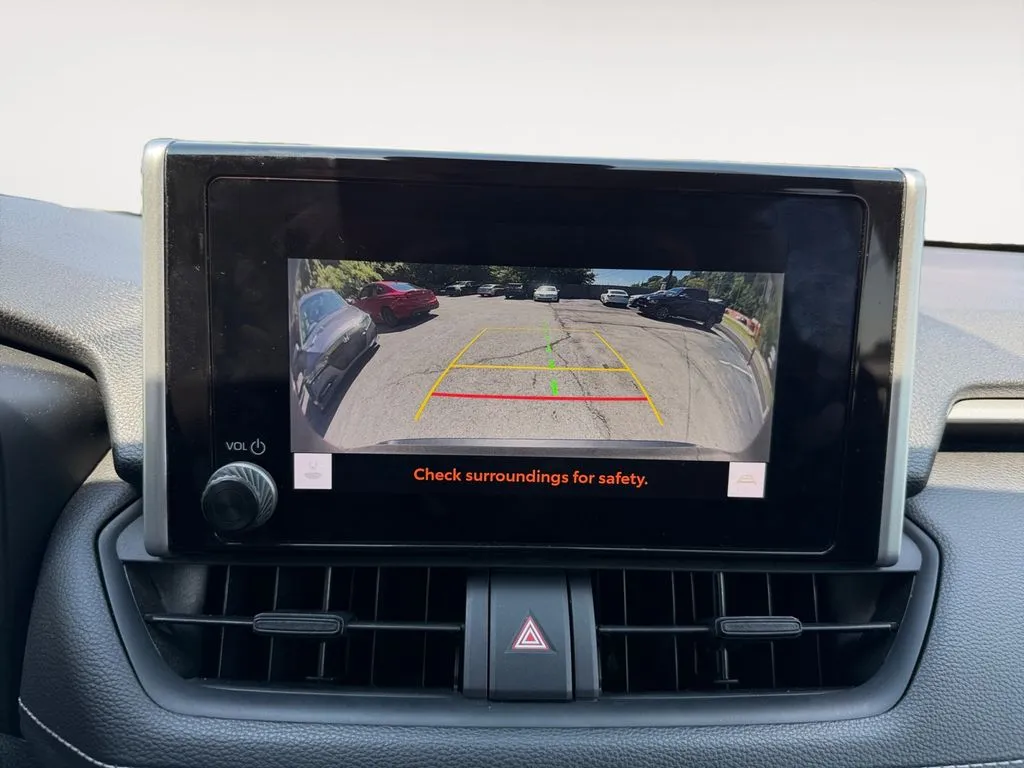 2023 Toyota RAV4 XLE - Photo 9