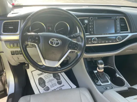 More photos of 2017 Toyota Highlander Limited Platinum at Cars 4 U LLC, TN