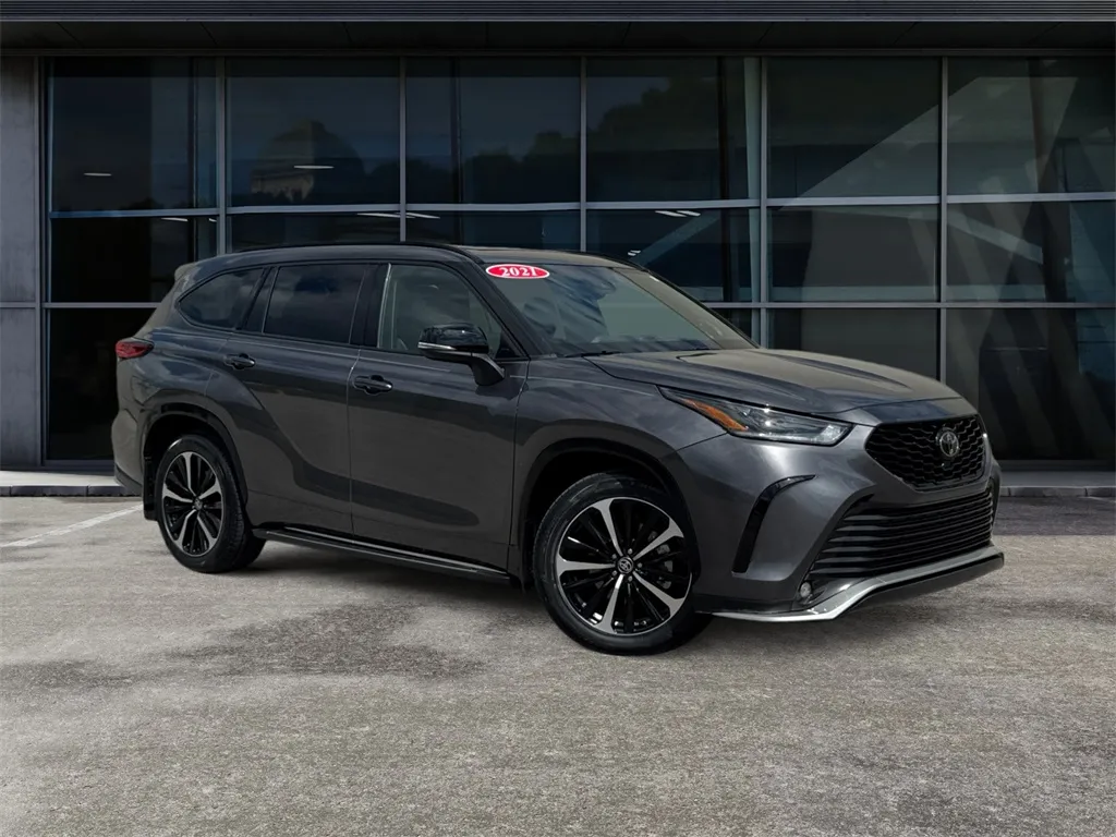 Gray 2021 Toyota Highlander XSE for sale in Knoxville, TN