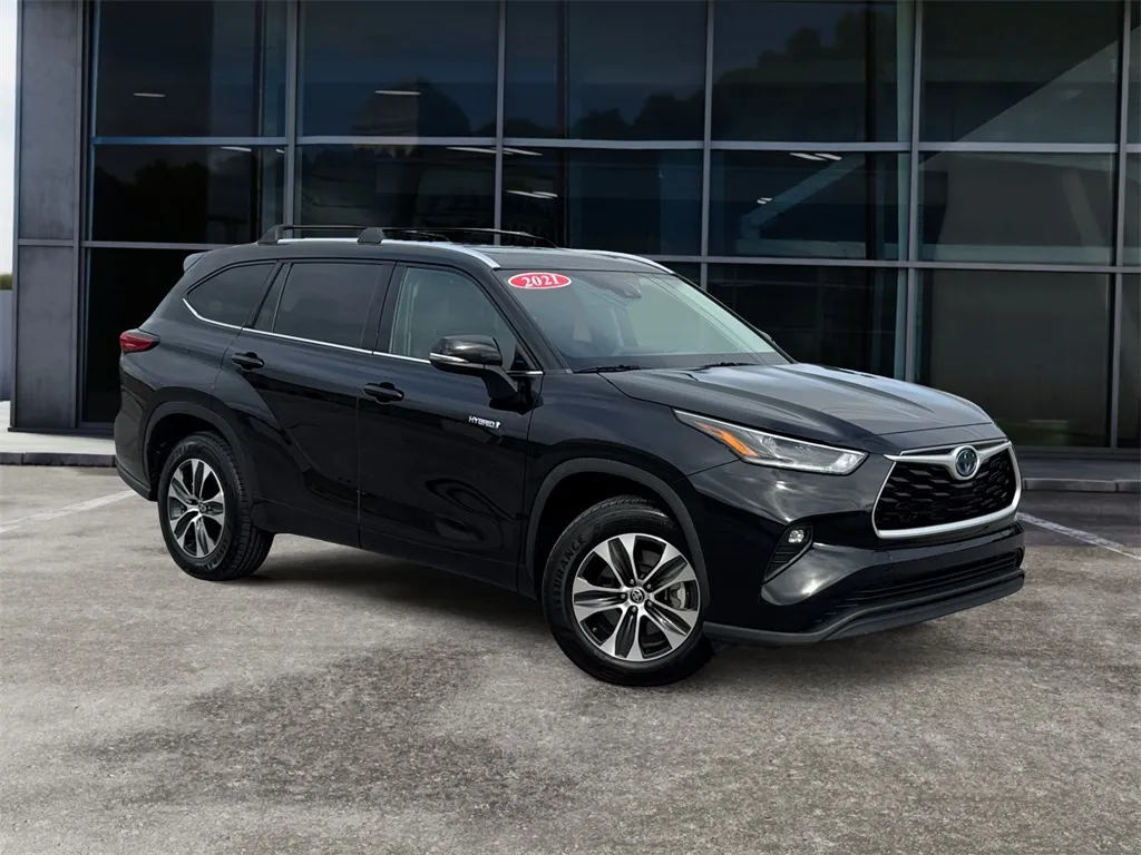Black 2021 Toyota Highlander Hybrid XLE for sale in Knoxville, TN