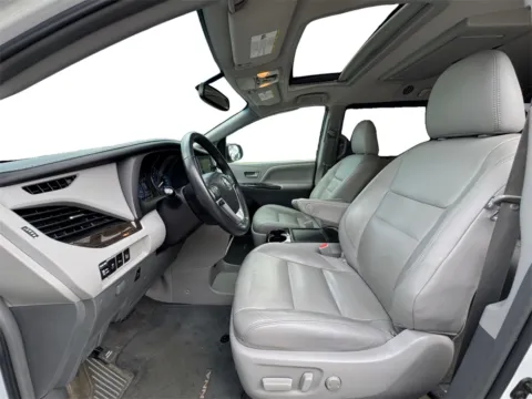 More photos of 2017 Toyota Sienna XLE Premium at Cars 4 U LLC, TN