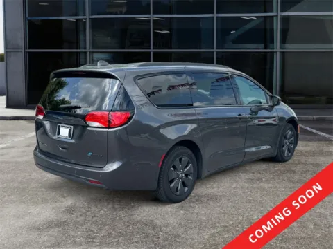 More photos of 2020 Chrysler Pacifica Hybrid Limited at Cars 4 U LLC, TN